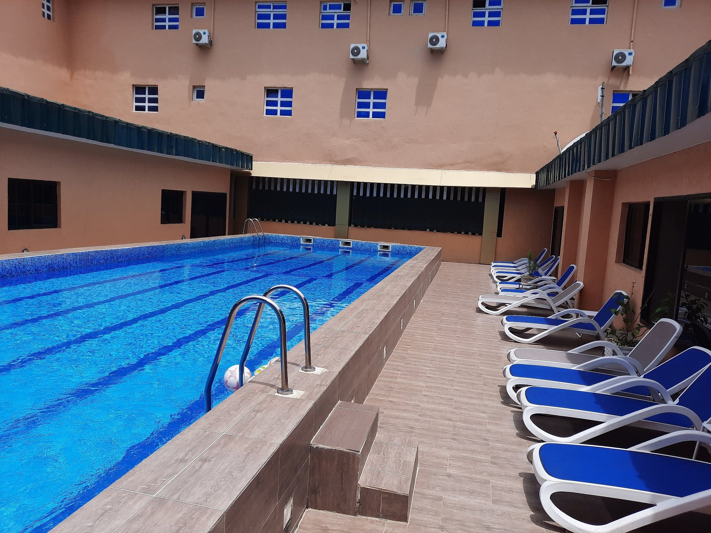 La piscine, le jour
