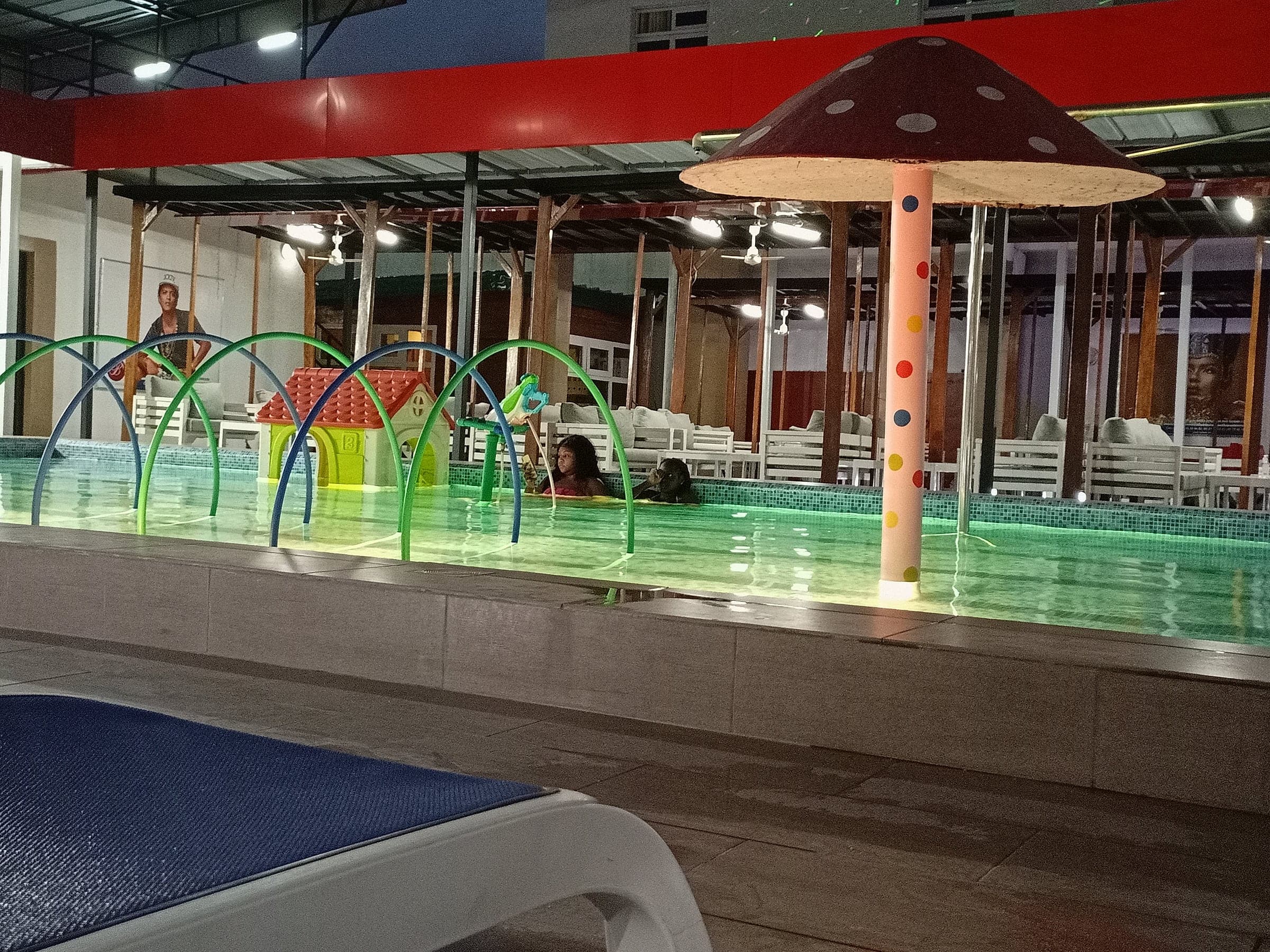 La piscine, le soir